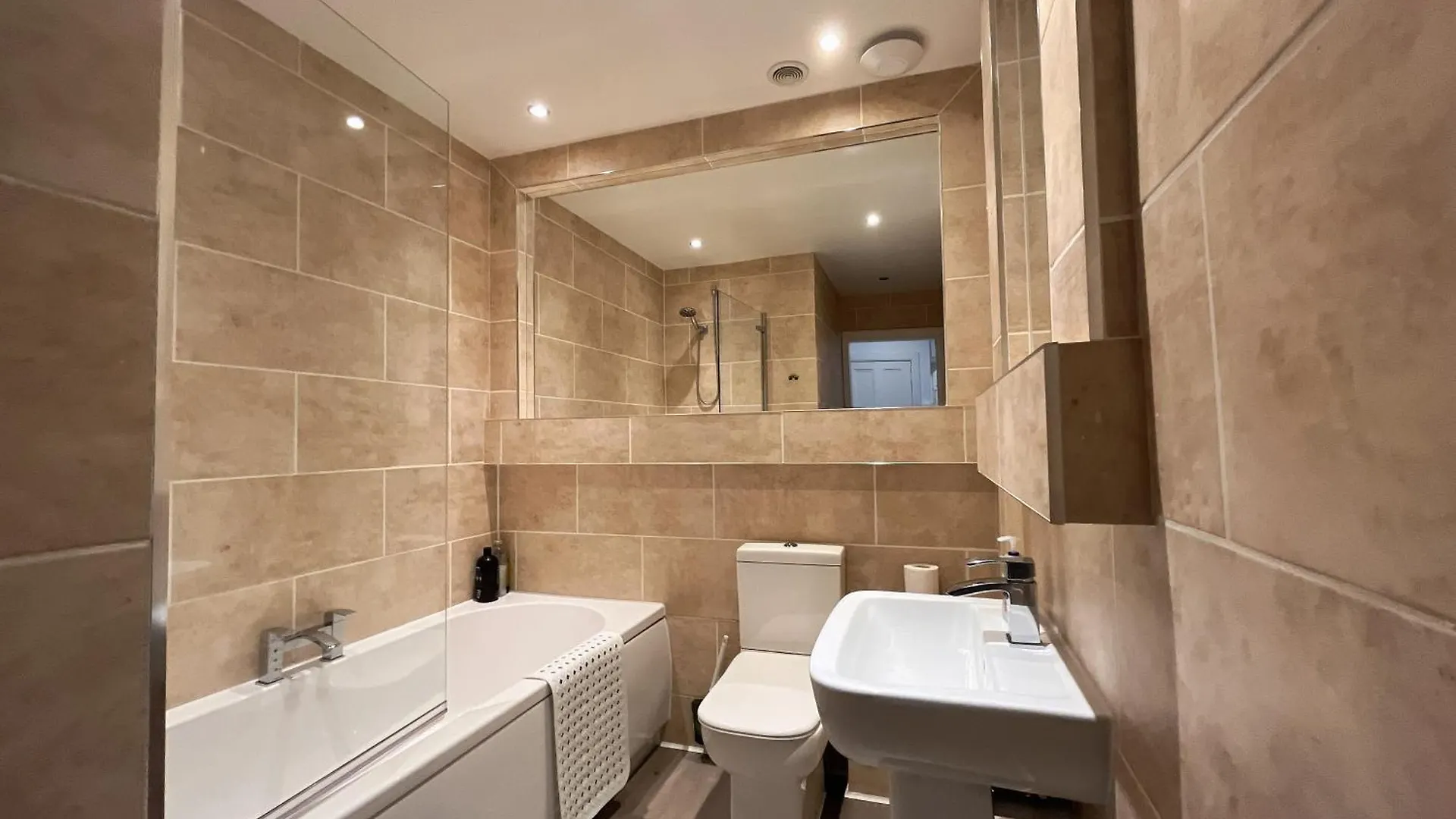Lovely Two Bedrooms Edinburgh Apartment