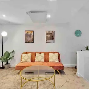 apt-2-bedroom-city-centre-with-free-parking.tophotelsbath.com/